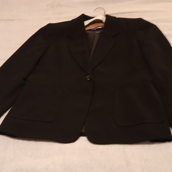 1 TAHARI Arthur s. Levine petite and 1 Le Suit petite. - Picture 2 of 3